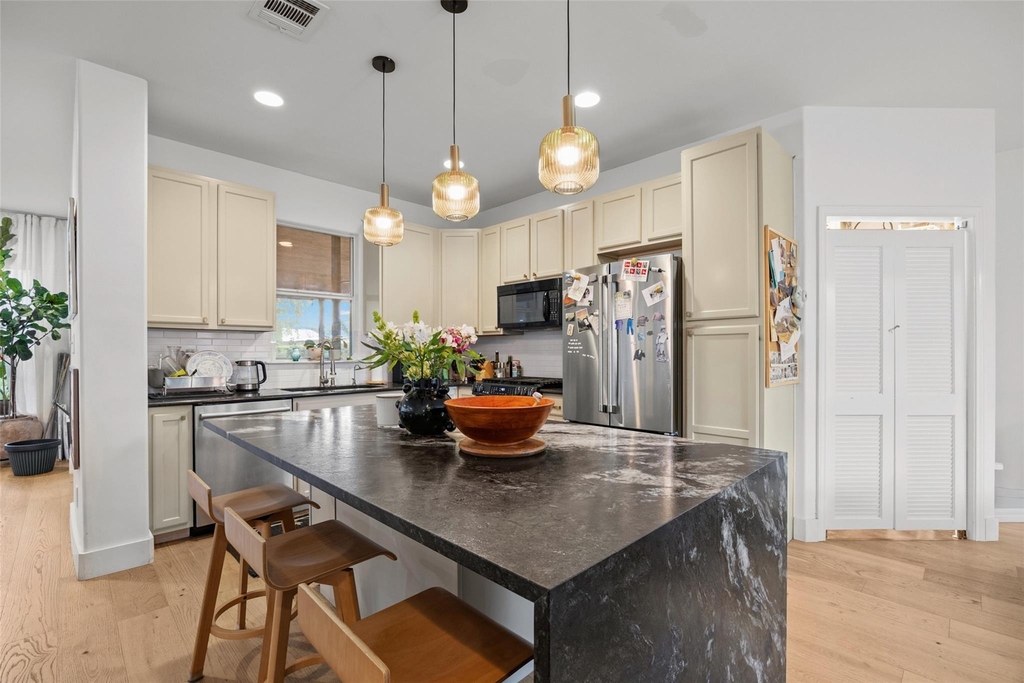 1511 E 13th St - Photo 6