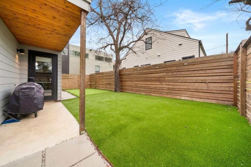 2311 E 8th St - Photo 34