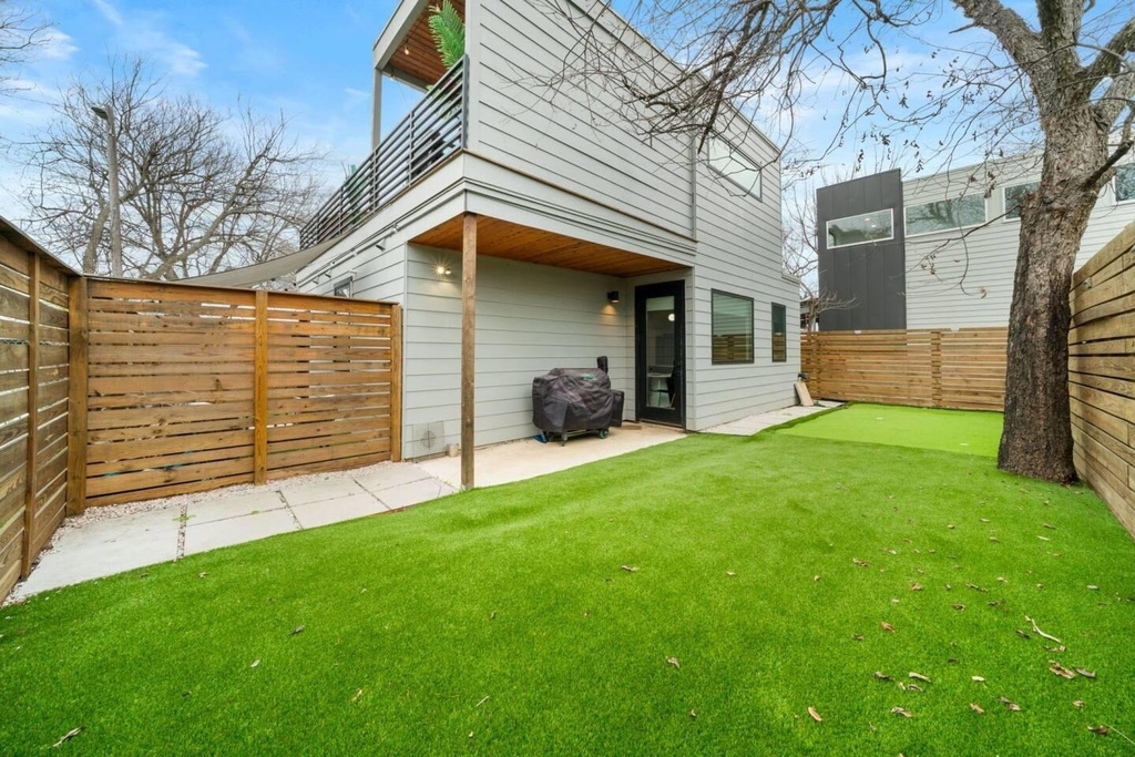 2311 E 8th St - Photo 33