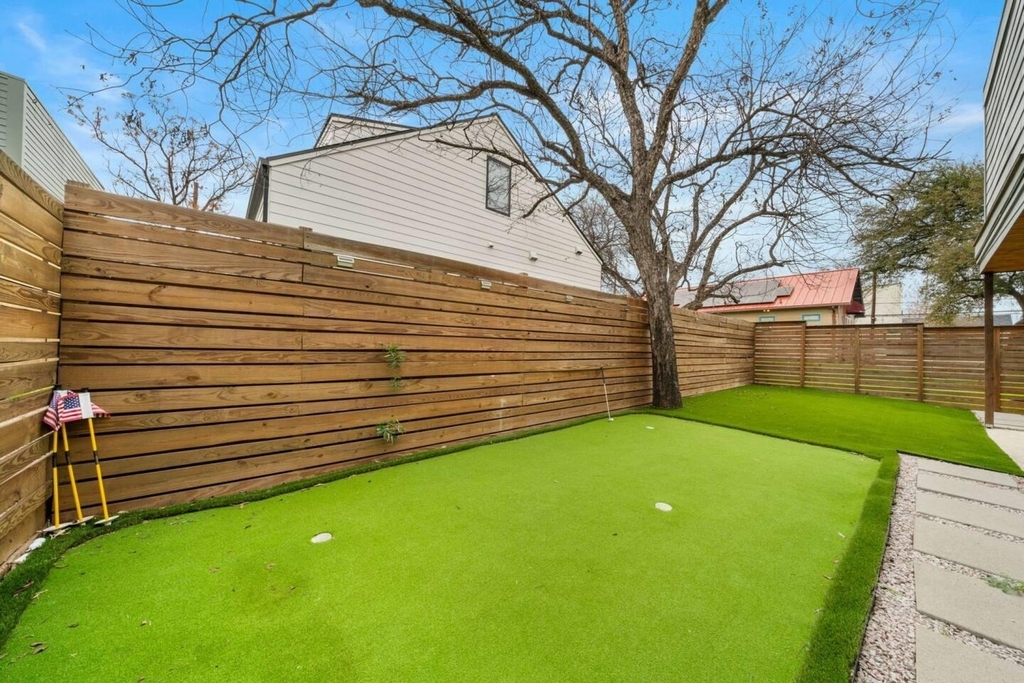 2311 E 8th St - Photo 35