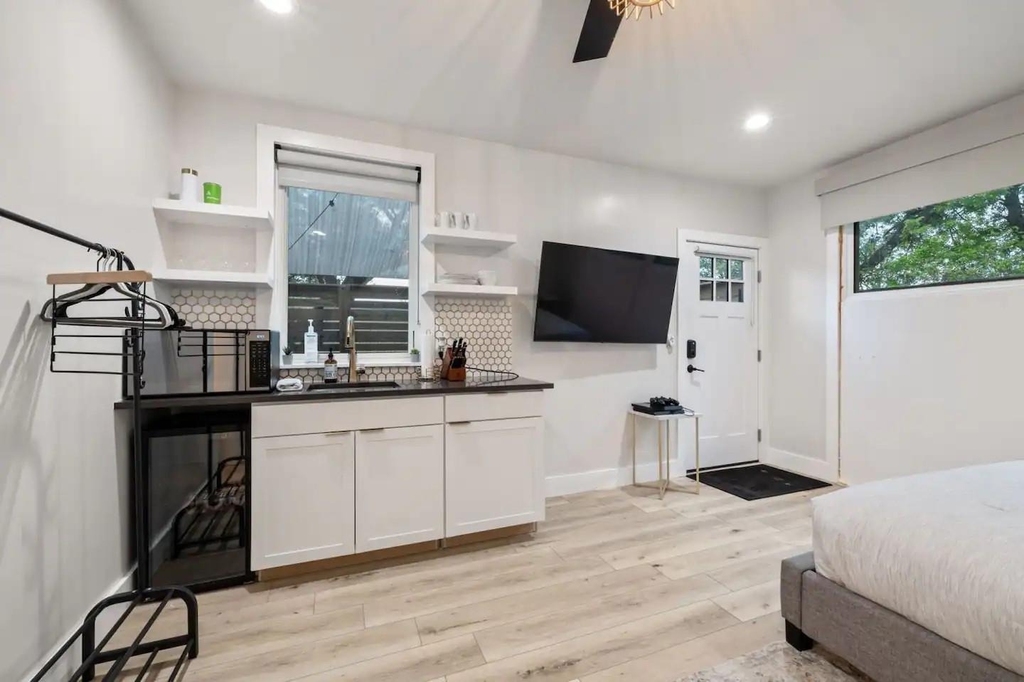 2311 E 8th St - Photo 22