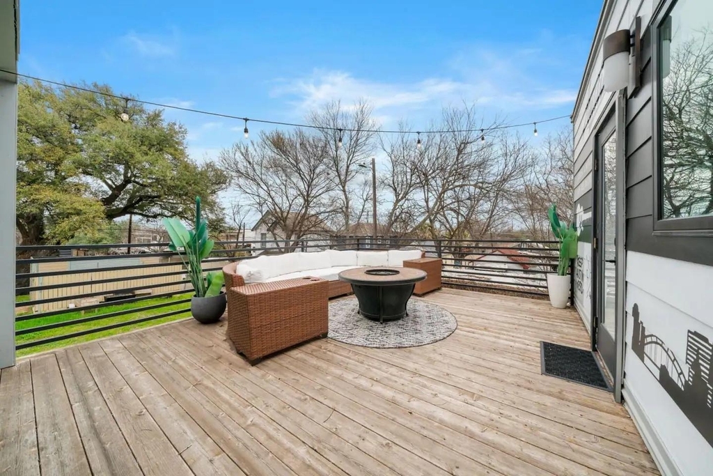 2311 E 8th St - Photo 32