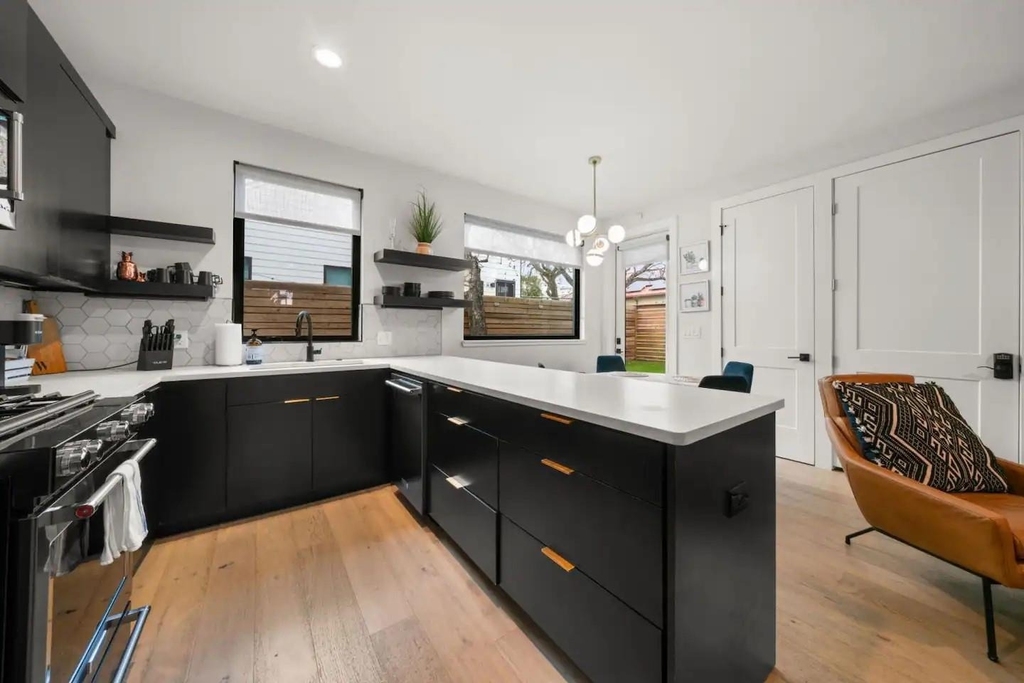 2311 E 8th St - Photo 3