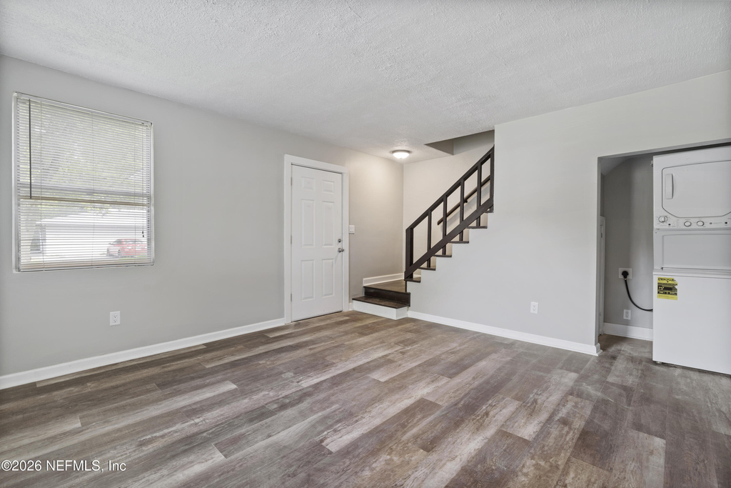 1002 Day Avenue - Photo 3