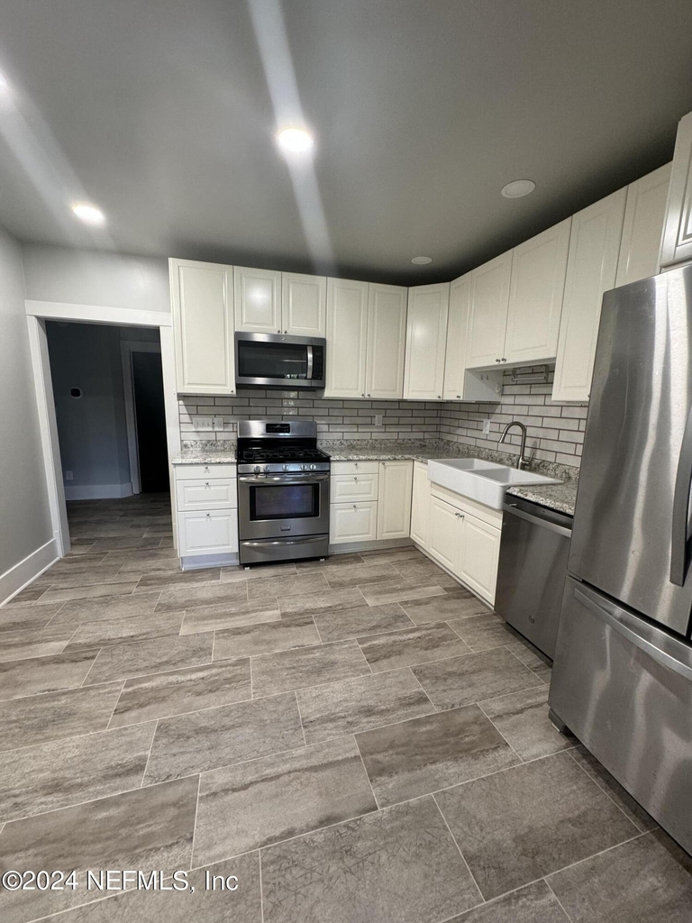424 E 6th Street - Photo 1