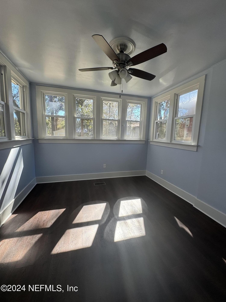 424 E 6th Street - Photo 3
