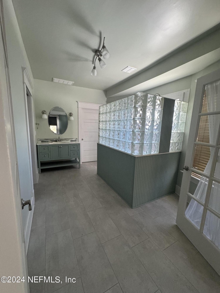 424 E 6th Street - Photo 10