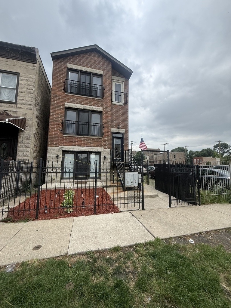 1114 S Albany Avenue - Photo 0