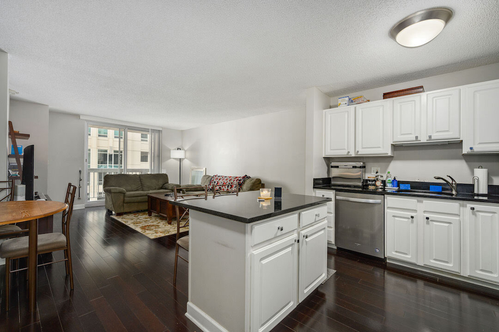 545 N Dearborn Street - Photo 1