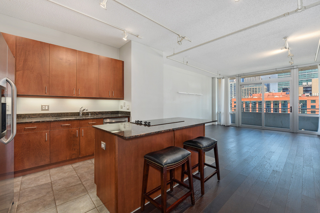737 W Washington Boulevard - Photo 1