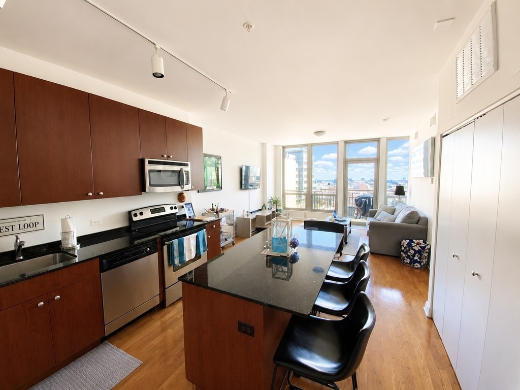 565 W Quincy Street - Photo 3