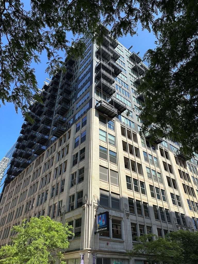 565 W Quincy Street - Photo 0