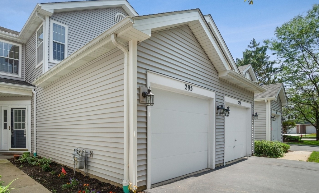 295 Hunterdon Court - Photo 0