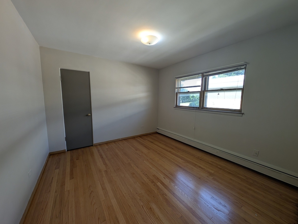 300 Burlington Avenue - Photo 5