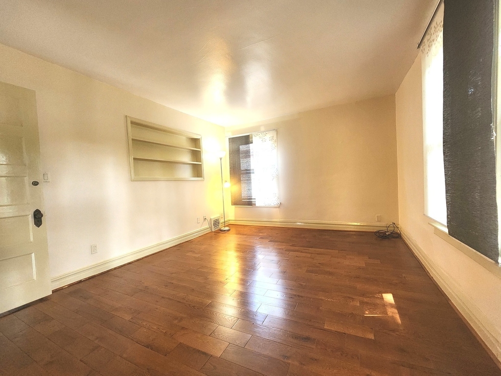 1018 S Maple Avenue - Photo 2