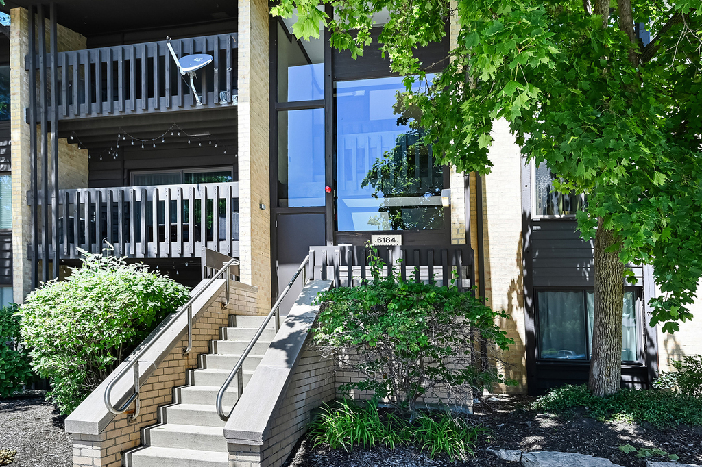 6184 Pinewood Court - Photo 0