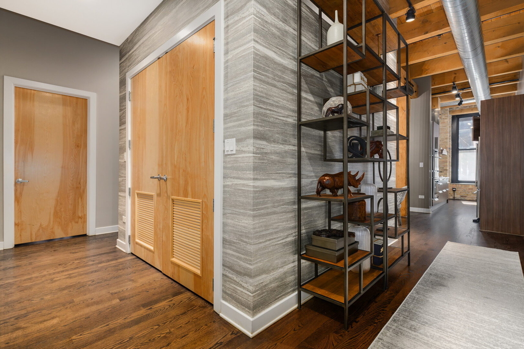 154 W Hubbard Street - Photo 1