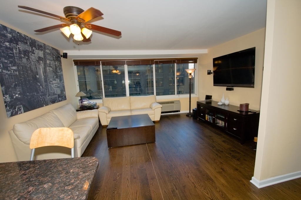 211 E Ohio Street - Photo 2