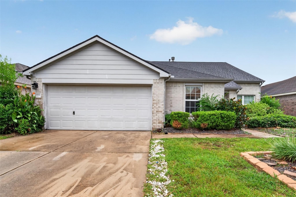 3223 Legends Creek Drive - Photo 0