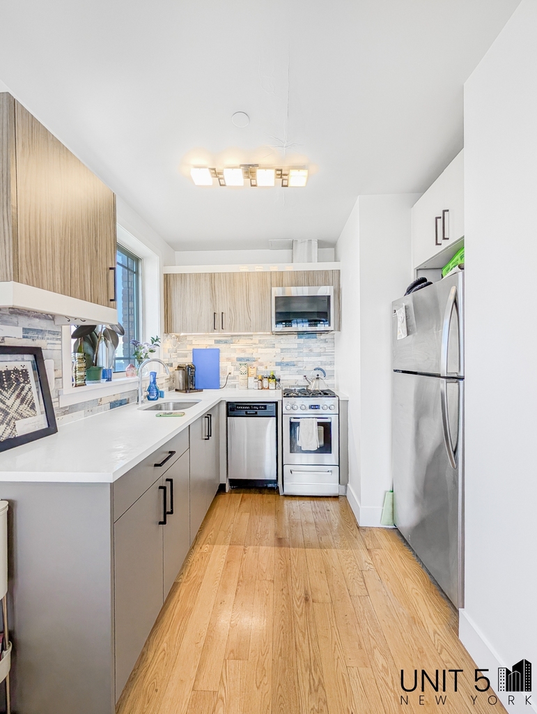 319 Graham Avenue - Photo 2