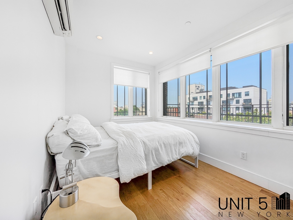 319 Graham Avenue - Photo 5