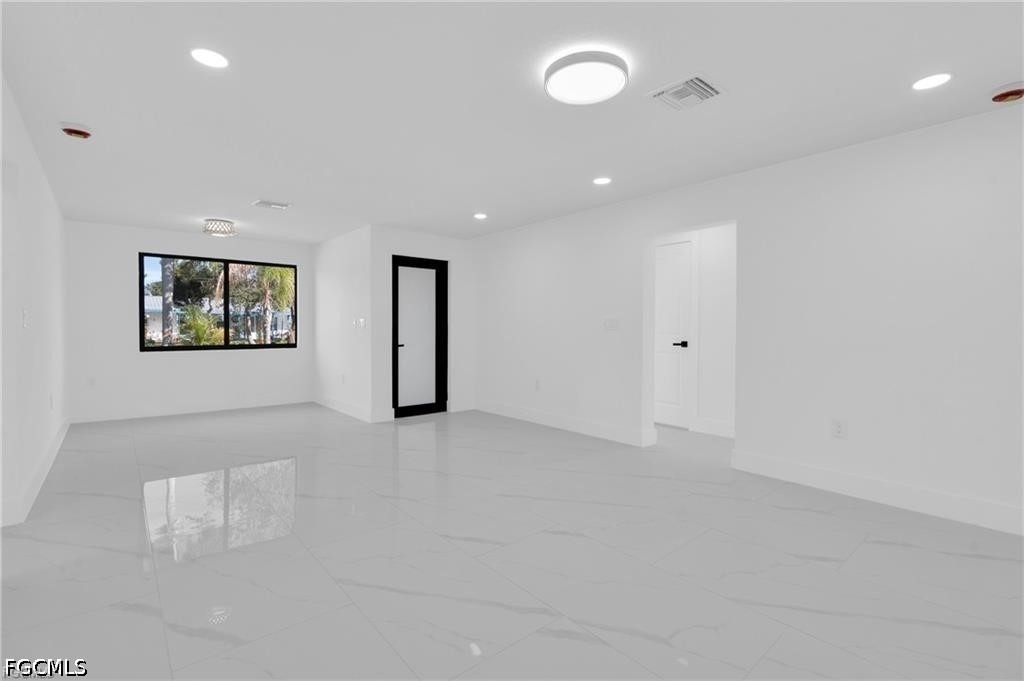 356 New York Drive - Photo 3