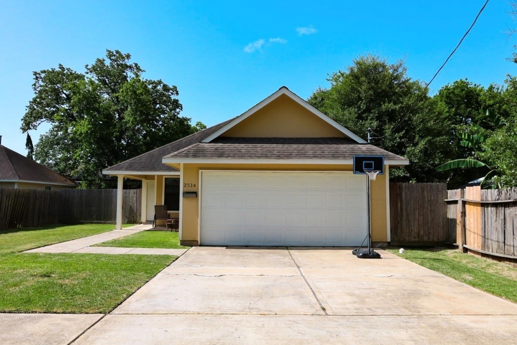 2514 Lee Street - Photo 0