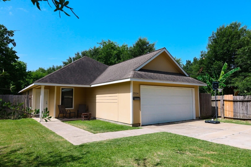 2514 Lee Street - Photo 1