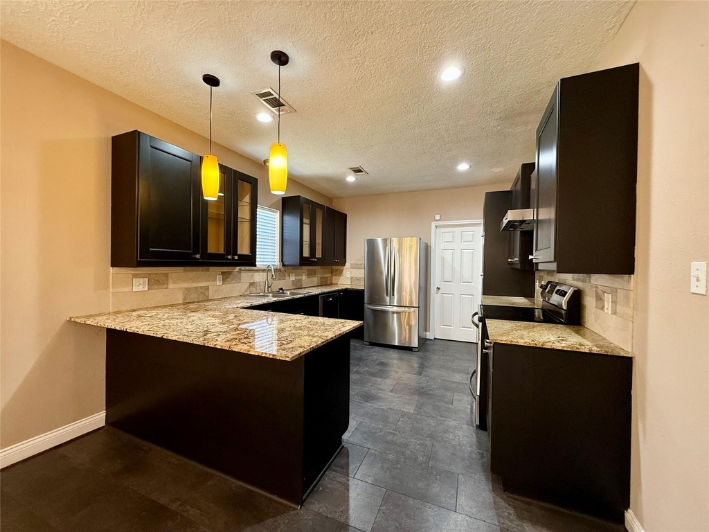 1105 Melbourne Street - Photo 2