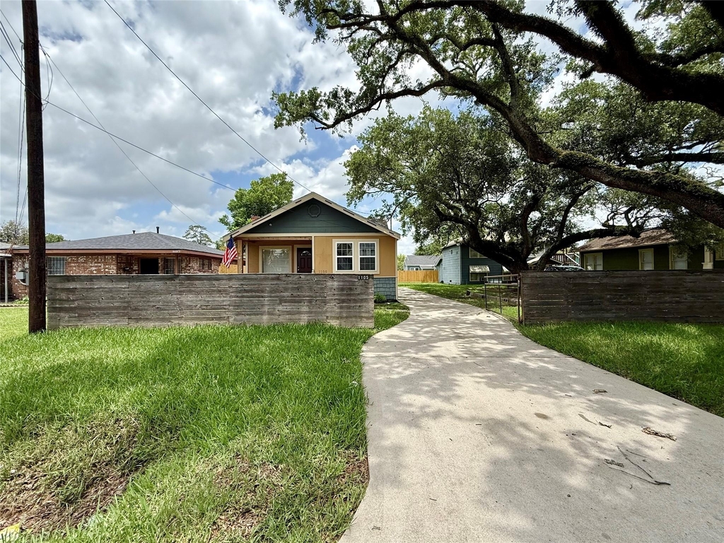 1105 Melbourne Street - Photo 1
