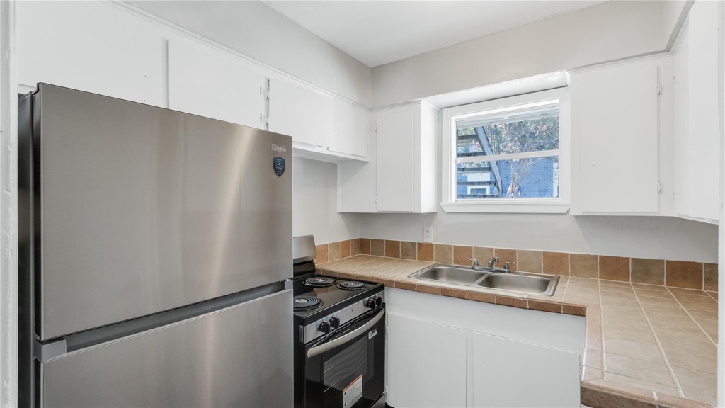 122 E Crosstimbers Street - Photo 2