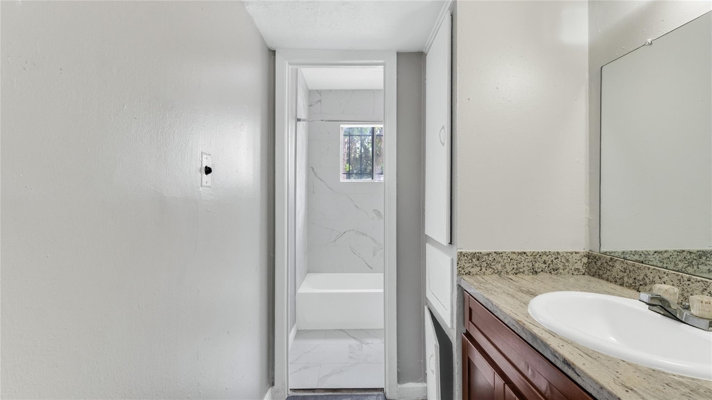 122 E Crosstimbers Street - Photo 5