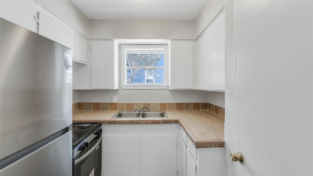 122 E Crosstimbers Street - Photo 3