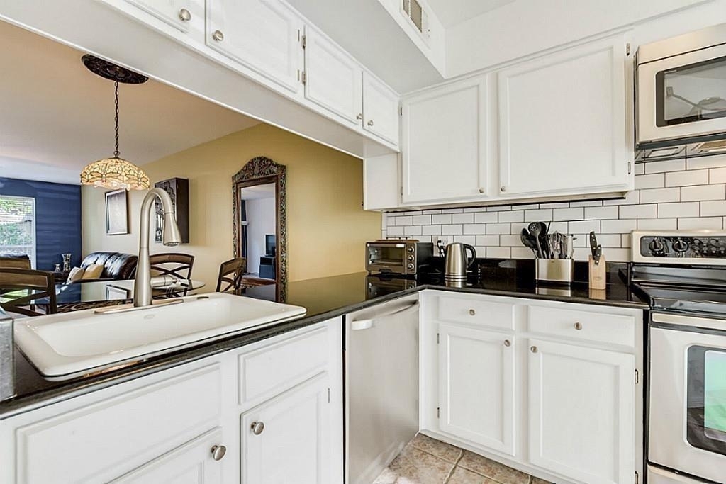 930 Rutland Street - Photo 2