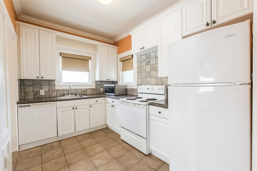 1716 Richmond Avenue - Photo 9