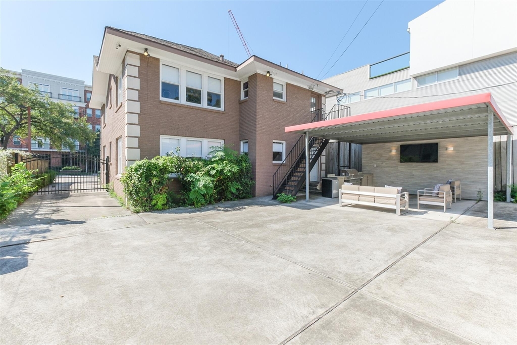 1716 Richmond Avenue - Photo 3