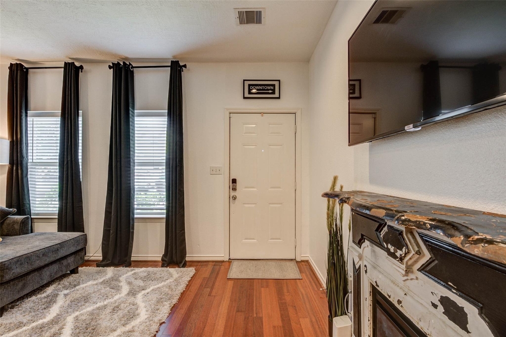 1815 Lewis Street - Photo 2