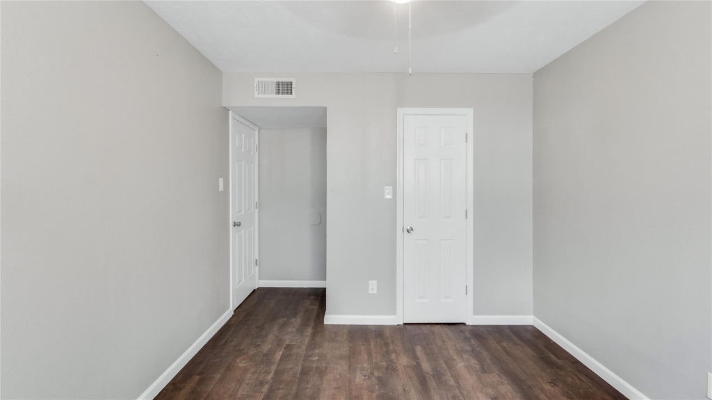 122 E Crosstimbers Street - Photo 9