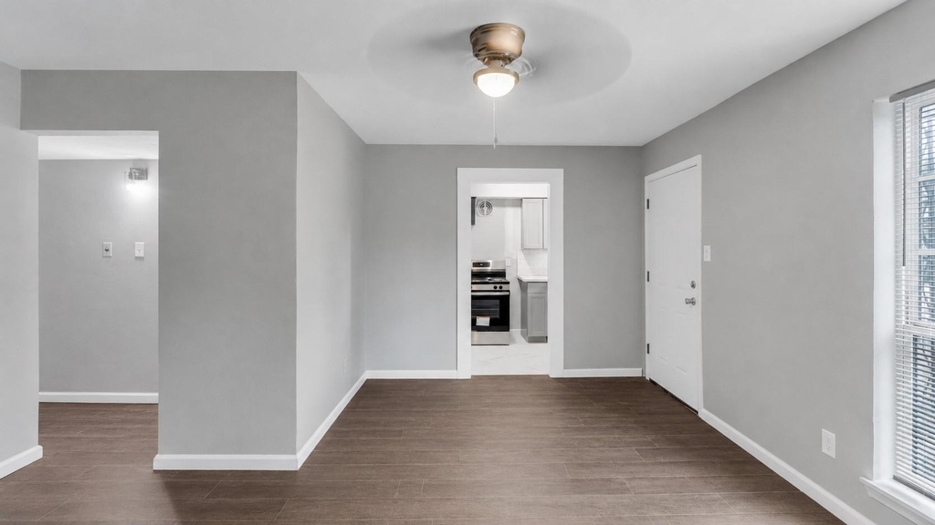 122 E Crosstimbers Street - Photo 2