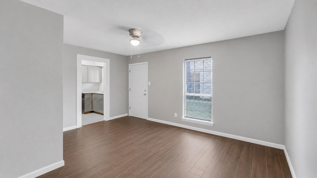 122 E Crosstimbers Street - Photo 0