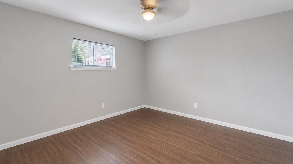 122 E Crosstimbers Street - Photo 5