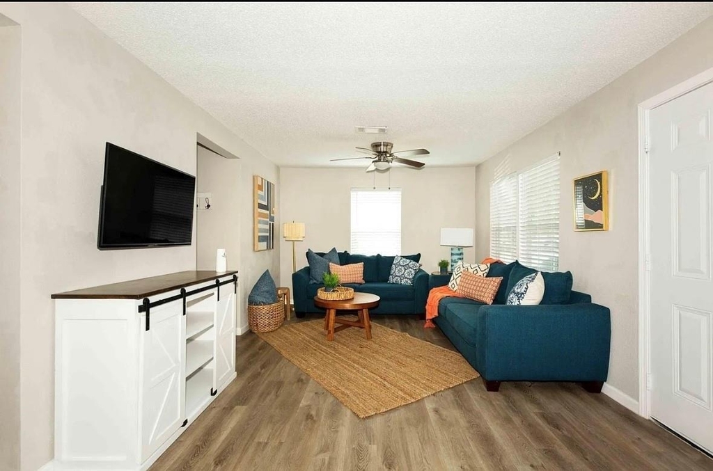 1407 E 35th Street - Photo 2