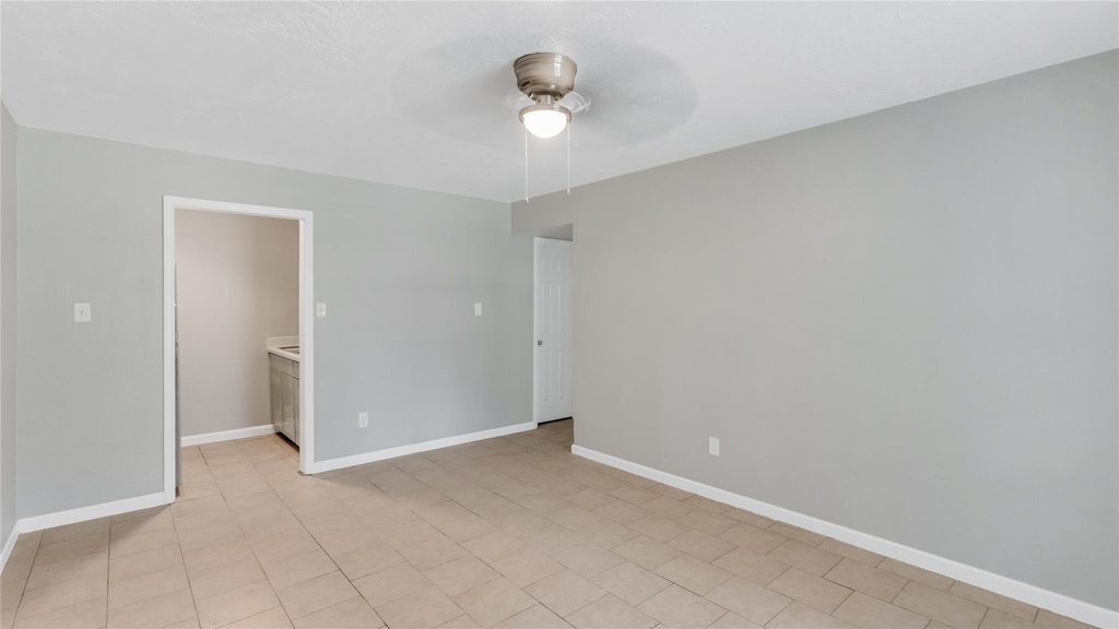 122 E Crosstimbers Street - Photo 4