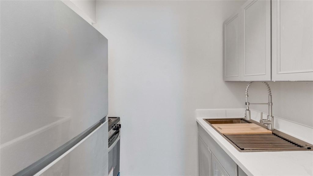 122 E Crosstimbers Street - Photo 3