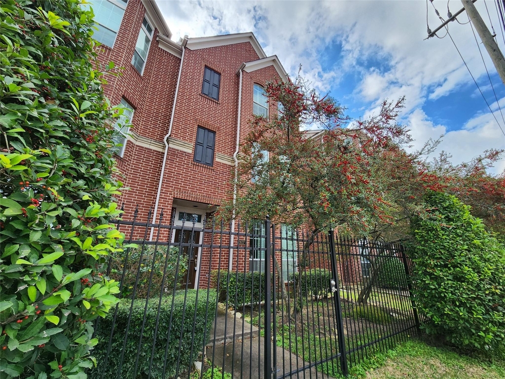 2637 W Dallas Street - Photo 1