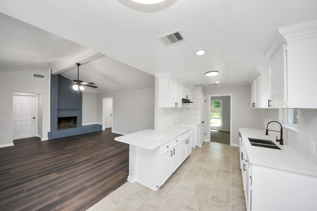 10602 Raydell Drive - Photo 6