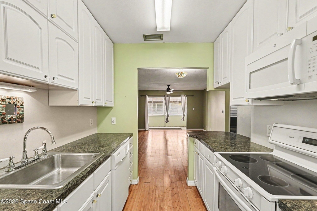 1047 Small Court - Photo 3