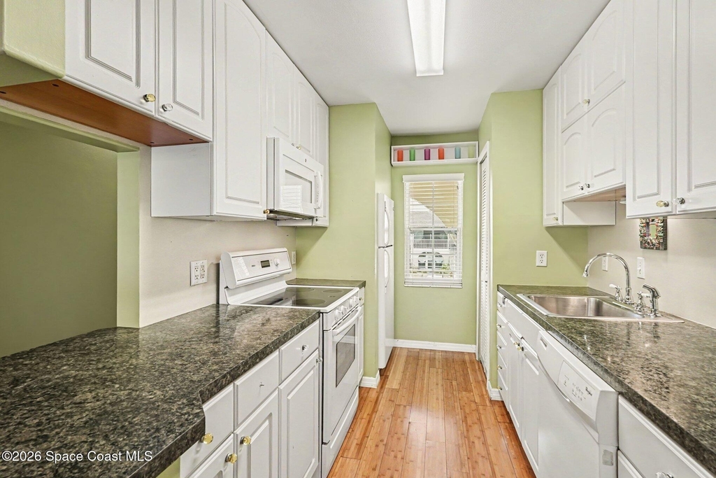 1047 Small Court - Photo 8