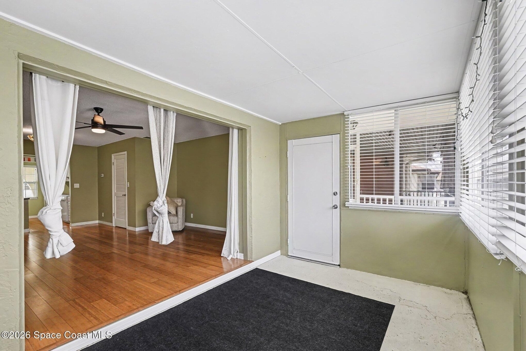 1047 Small Court - Photo 4
