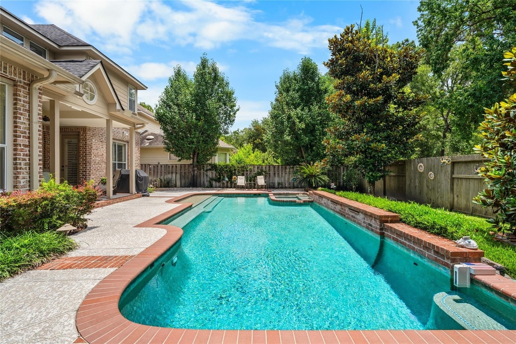 131 E Beckonvale Circle - Photo 1